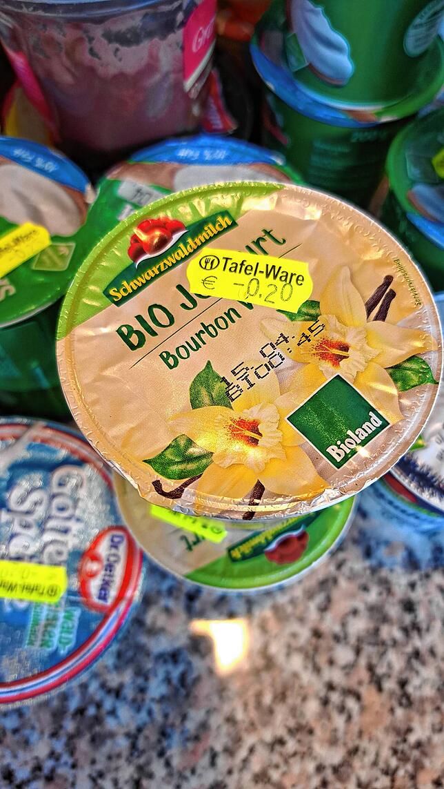 Etwa ein Drittel des Ladenpreises kosten die Lebensmittel in der Tafel. Außer Fisch dürfen sie auch über das Mindesthaltbarkeitsdatum ...