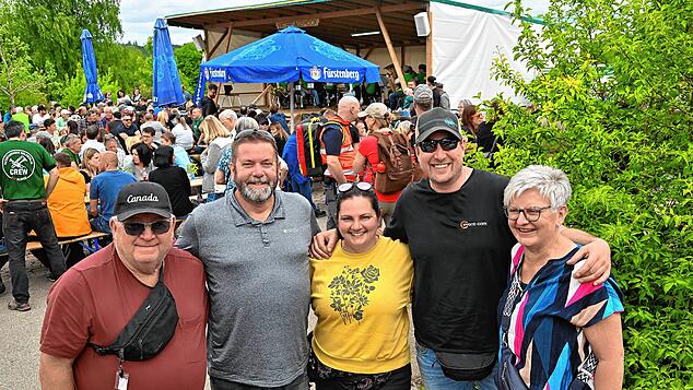 Wayne Volk aus Kanada mit Schwiegersohn Steve Phillips und Tochter Becky, Tobias Podeswa und seiner Mutter Ilka (von links). Foto: ...