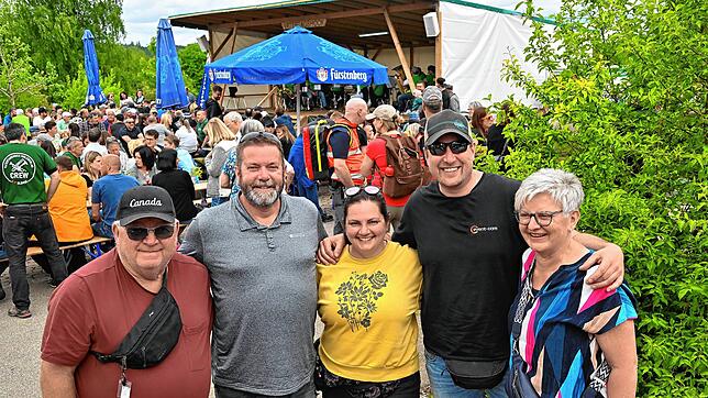 Wayne Volk aus Kanada mit Schwiegersohn Steve Phillips und Tochter Becky, Tobias Podeswa und seiner Mutter Ilka (von links). Foto: ...