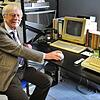 Rainer Mallebrein benutzt seine Erfindung: die Rollkugelsteuerung. Diese erste Computermaus entwickelte er in den 1960er-Jahren.