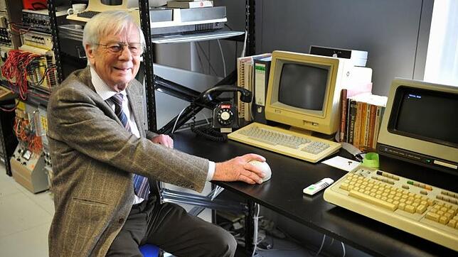 Rainer Mallebrein benutzt seine Erfindung: die Rollkugelsteuerung. Diese erste Computermaus entwickelte er in den 1960er-Jahren.