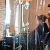 Mit Trennwänden: Seit Montag darf Gaith Al Bedane den Kunden des Hair Rock Cafés in Donaueschingen endlich wieder die Haare schneiden.
