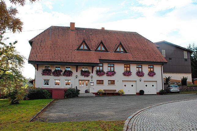 So präsentiert sich das Traditionsgasthaus heute: Der „Adler“ in Hubertshofen im Oktober 2021.