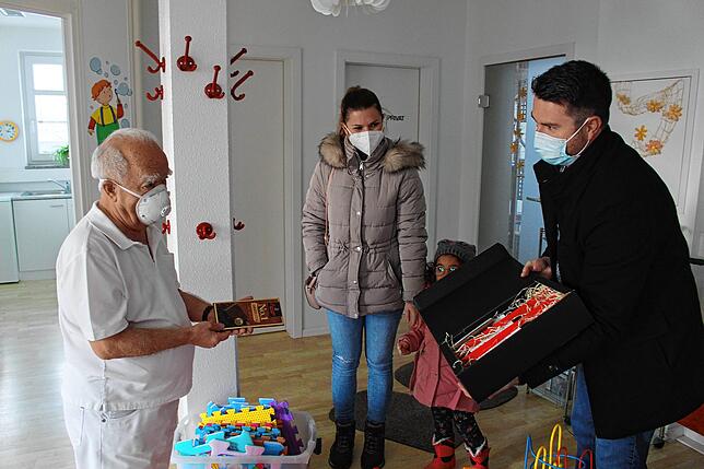 Kinderarzt Selahattin Yavrucuk (links) bekommt von Almuth Cano Rua, Emely und Florian Mahler ein Abschiedsgeschenk vorbeigebracht.