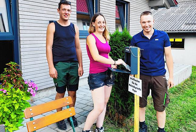 Die Köpfe hinter dem Labyrinth: Marko und Sarah Deyer leeren gemeinsam mit Simon Schönherr den Briefkasten am Automatenverkauf.