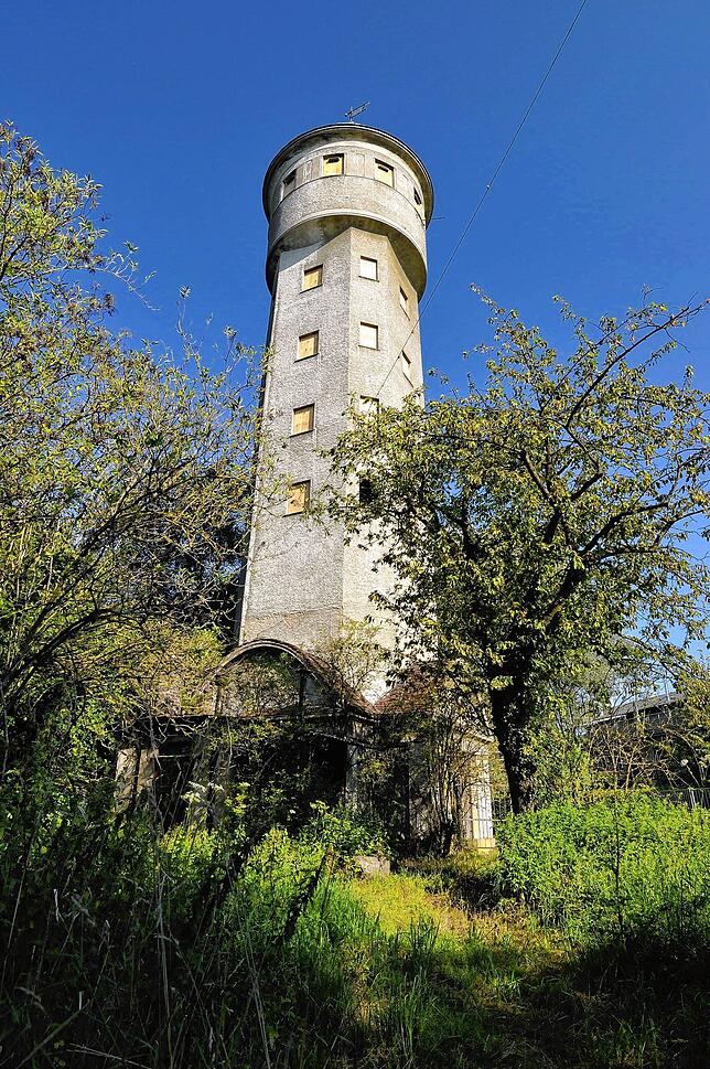 Vor der Sanierung sah der Wasserturm in Stromeyersdorf so aus. Einst sollte er sogar abgerissen werden.