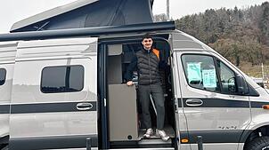 Die Campingsaison startet bald: Nic Burmeister vom gleichnamigen Caravan Center in Bodman-Ludwigshafen, hier neben einem Caravan auf dem ...