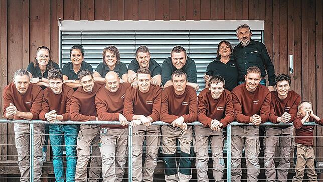 Zeigen ihr Leistungsspektrum bei Handwerk Hautnah: Das Team der Schreinerei Markus Ebi. 25 Gesellinnen und Gesellen hat Markus Ebi ...