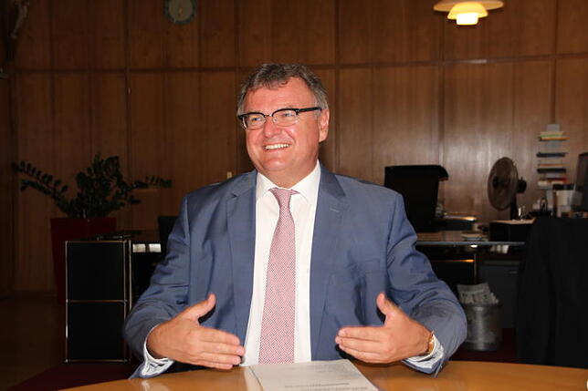 Andreas Brand, Oberbürgermeister der Stadt Friedrichshafen, beim Sommerinterview des SÜDKURIER mit Kerstin Mommsen und Andreas Ambrosius.