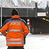 Ein Polizist steht vor dem Nordportal des Gotthard-Tunnels.