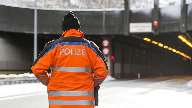 Ein Polizist steht vor dem Nordportal des Gotthard-Tunnels.