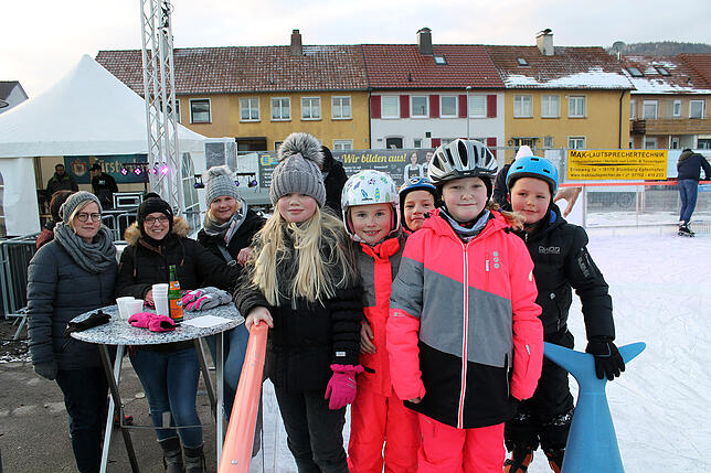 Während die Kinder sich auf der Eisbahn vergnügen, lassen es sich die Mütter bei einem Punsch gut gehen.
