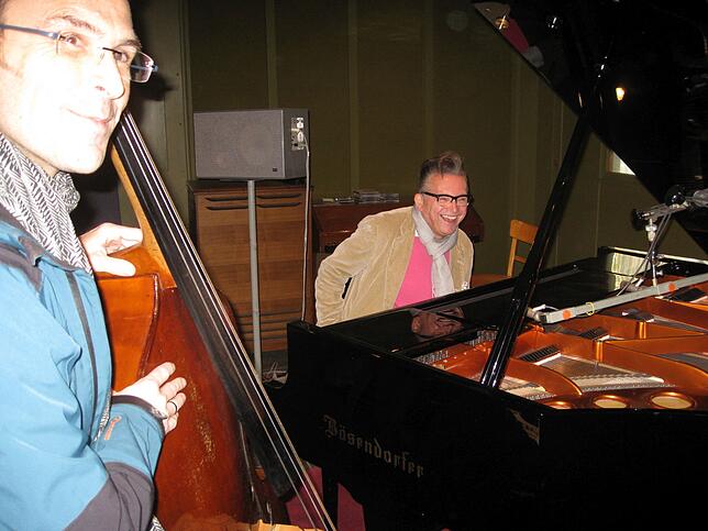 Für viele Pianisten ist es auch heute eine Ehre am Bösendorfer im MPS-Studio zu spielen. 2017 ließ sich Götz Alsmann bei einem Besuch in ...