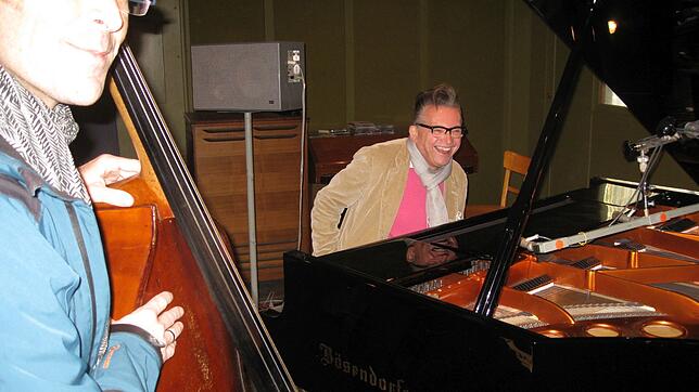 Für viele Pianisten ist es auch heute eine Ehre am Bösendorfer im MPS-Studio zu spielen. 2017 ließ sich Götz Alsmann bei einem Besuch in ...
