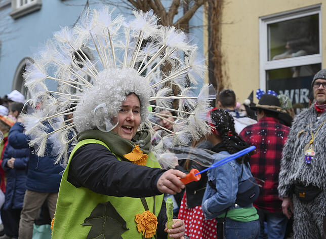 Pusteblumen und Seifenplasen gehen an Fasnacht gut zusammen.