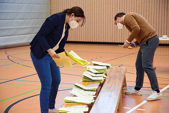 In den Talwiesenhallen wurden die Sportbänke genutzt, um Ordnung in die Vielzahl an Stimmzettel zu bringen.