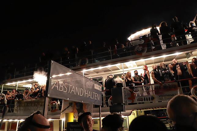 Frommer Wunsch: Auf dem Torture Ship kommen sich Gleichgesinnte nahe.
