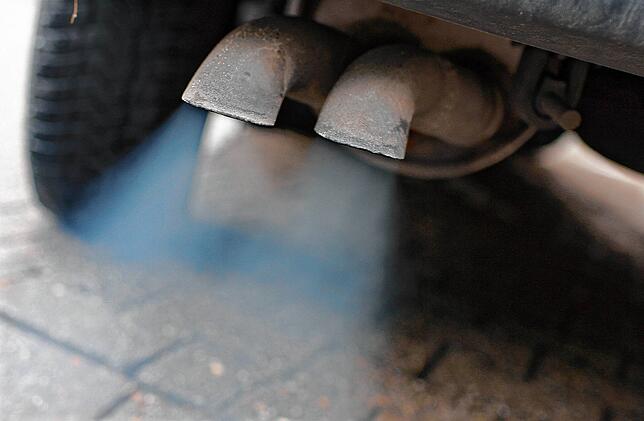 Abgase strömen aus dem Auspuff eines Fahrzeuges mit Dieselmotor.