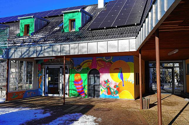 Das kunterbunte Schulgebäude in Waldmössingen.