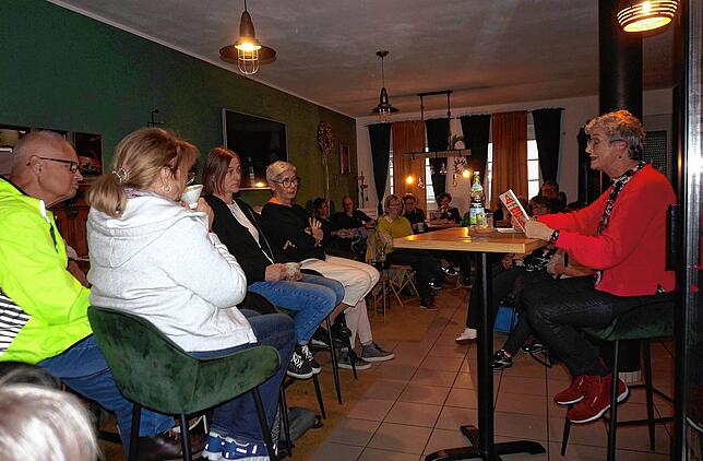 Leseort Café IKII: Karin Wolfer hat passend zum Ort und Motto „Genuss“, das Buch „Schlaraffenland“ des deutschen ...