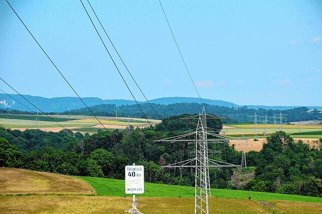 Der Anblick von Stromleitungstrassen ist für die Menschen in Breitenfeld längst Gewohnheit. Sie sprechen sich aber dagegen aus, dass in ...