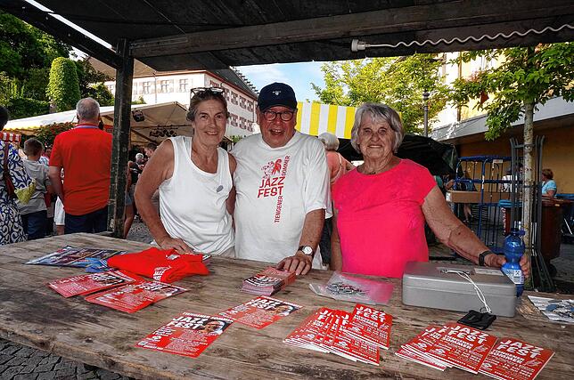 Viele Helfer: Jutta Rüd (von links), Kurt Reckermann und Inge Novas von der Aktionsgemeinschaft beim Plaketten-Verkauf.