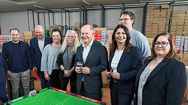 Große Ehre für die Firma Tipp Kick GmbH in Schwenningen. Bundeskanzler Olaf Scholz stattet dem Hersteller des berühmten ...
