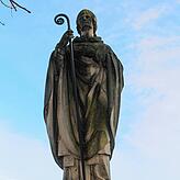 Gebhard II. ist eine der vier Statuen am Rheinsteig. Er war Bischof von Konstanz und Gründer des Klosters Petershausen.