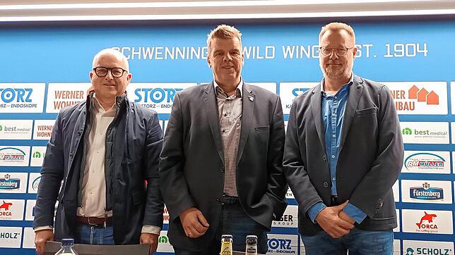 Der neue Geschäftsführer der Schwenninger, Stefan Wagner (Mitte), bei der Vorstellung mit den Gesellschaftern der Wild Wings GmbH, ...