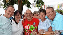 Bild : Hier ist was los! Die Besucher schlendern beim Seenachtfest 2023 über die Hafenmeile