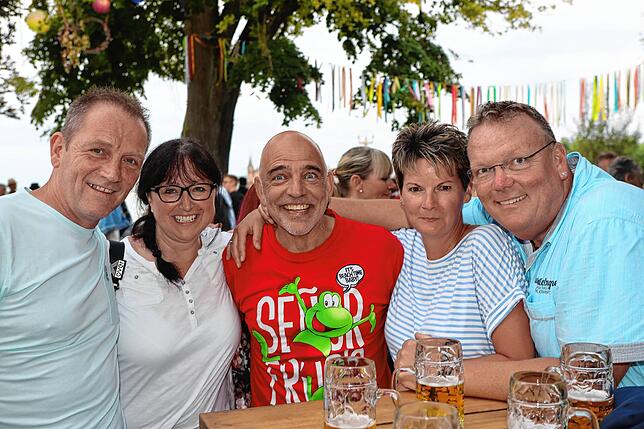 Bild 1: Hier ist was los! Die Besucher schlendern beim Seenachtfest 2023 über die Hafenmeile