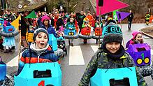 Als Boxautos sind die Unterkirnacher Schulkinder beim Kinderumzug am Donnerstagnachmittag unterwegs.