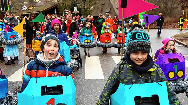 Als Boxautos sind die Unterkirnacher Schulkinder beim Kinderumzug am Donnerstagnachmittag unterwegs.