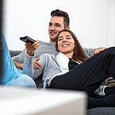 Lineares TV-Programm kann auf vielen Wegen ins Wohnzimmer kommen – nicht nur über Kabel.