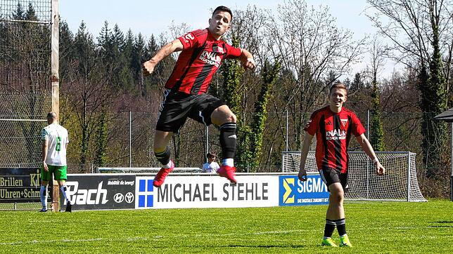 Das 2:0 für den FC Überlingen gegen die DJK Donaueschingen feiert Marc Kuczkowski.