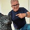 Namens-, aber nicht Artgenossen. Guido Wolf und eine Kunststoff-Wolfsskulptur, die in seiner Wohnung steht. Sie stammt von dem Künstler ...