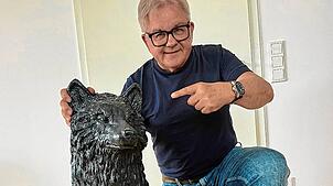 Namens-, aber nicht Artgenossen. Guido Wolf und eine Kunststoff-Wolfsskulptur, die in seiner Wohnung steht. Sie stammt von dem Künstler ...
