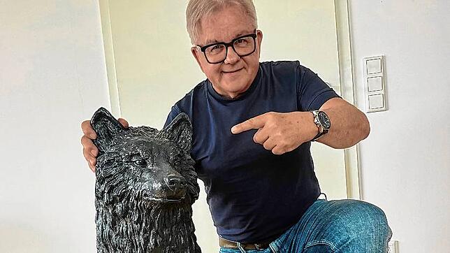 Namens-, aber nicht Artgenossen. Guido Wolf und eine Kunststoff-Wolfsskulptur, die in seiner Wohnung steht. Sie stammt von dem Künstler ...