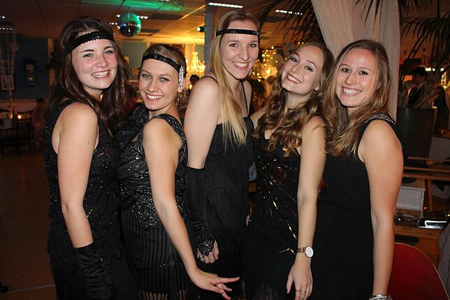 Das Flair der 1920er Jahre begeistert Julia Rossknecht, Theresa Ruther, Caroline Pinkus, Mona Fischer und Romina Haas (von links). Dass ...
