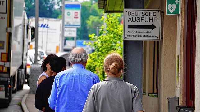 Die Schweizer Kunden sind wieder da. Am Waldshuter Zoll war der Andrang am Montag bereits so groß, dass Einkaufstouristen vor dem ...