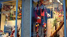 Wie könnte es anders sein? Die Puppe mit dem Hans Kuony Häs steht in der Kuony-Apotheke in der Unterstadt.