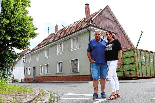 Frank Stadelhofer und seine Frau Andrea vor dem Haus in der Kindlebildstraße. Sie wohnten mehrere Jahre hier, bevor sie in eine neue ...
