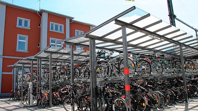 Das Fahrradparkhaus am Bahnhof soll schon bald ergänzt werden: Im östlichen Bereich sollen zwölf neue Doppelstockfahrradboxen ...