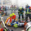 Sanitäter versorgen bei der gemeinsamen Übung der Werksfeuerwehren von Maggi und Fondium eine mutmaßlich eingeklemmte Person. Bild: ...