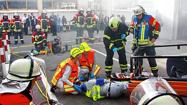 Sanitäter versorgen bei der gemeinsamen Übung der Werksfeuerwehren von Maggi und Fondium eine mutmaßlich eingeklemmte Person. Bild: ...