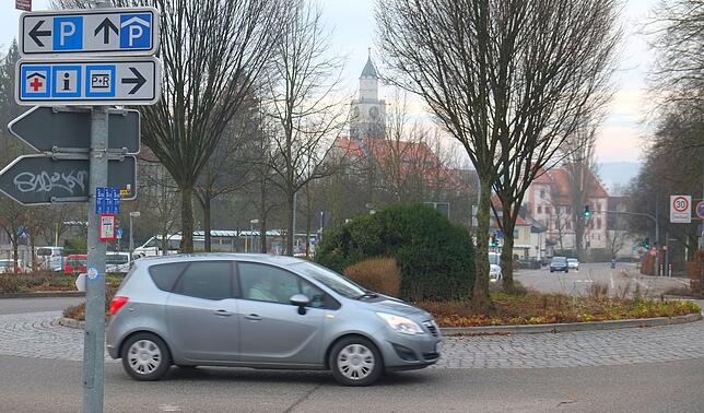 Die Lippertsreuter Straße wird während der Landesgartenschau ab dem Kreisverkehr am Friedhof gesperrt. Von dort aus kommen Autofahrer ...