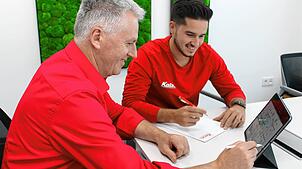 Nikolas Kaiser (rechts) und sein Chef Michael Kaiser sind ein gutes Team, etwa wie hier bei einer Baubesprechung.