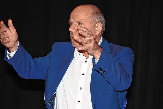 Immer wieder geht Martin Hahn in den Appell-Modus über. Mit großer Geste kündigt er im Falle seines Wahlsiegs an: „Mehr Boris Palmer, ...