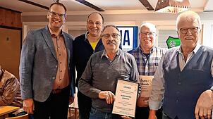 Unterkirnachs Bürgermeister Andreas Braun (von links) ist Gastredner in Nußbach. Clemens Hug vom Kreisvorstandsteam ehrt Manfred Hilser ...