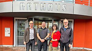 Bürgermeister Jörg Frey (links) übergibt das Virtual-Ski-Jumping-Erlebnis an Werner Haas (rechts) mit Team Florian Felbinger und Debora ...